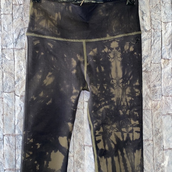 Good American Tie Dye Seamless High Waist Leggings 1/2 - Picture 3 of 7